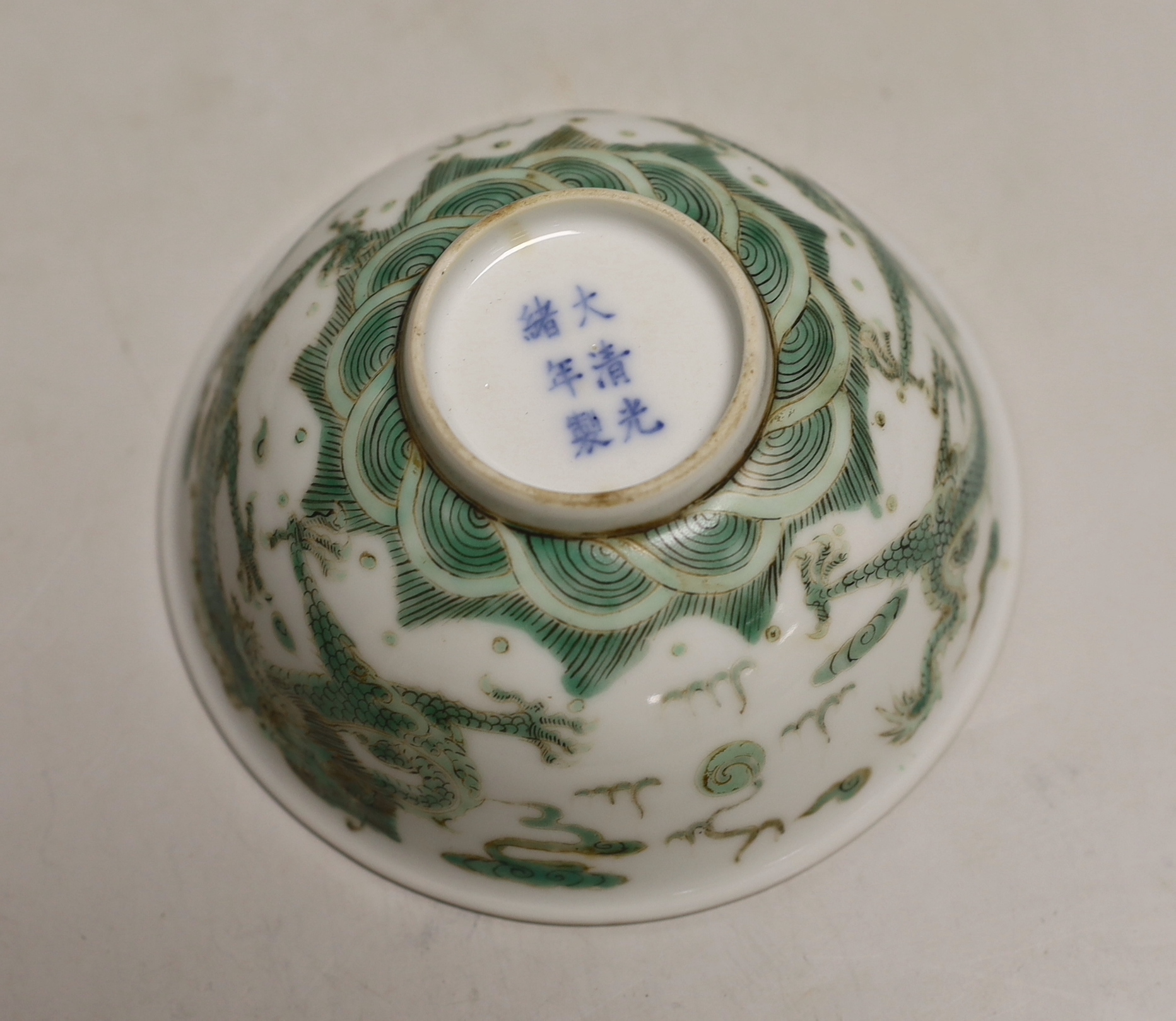 A Chinese famille verte bowl, 11.5cm diameter
